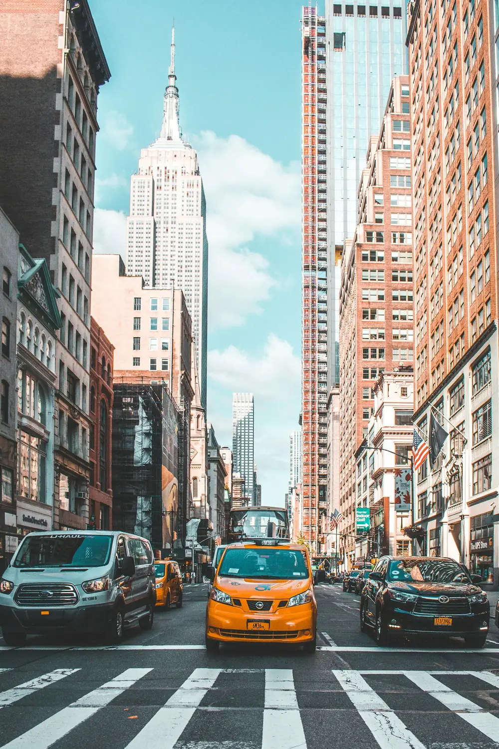 Avenida de Manhattan com táxis amarelos e o Empire State ao fundo